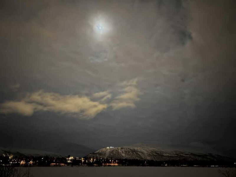 Tromsø: Evening run with a local - Aurora chase by foot - What’s included and what to consider
