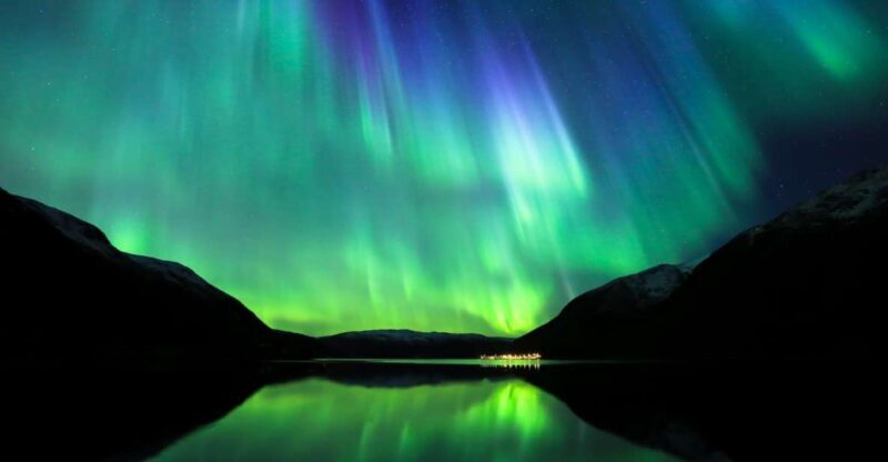 Tromsø: Northern Lights Chase with Free Photos - Key Points