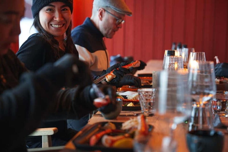 Tromsø: Northern Lights Live King Crab Dinner by the Sea - Aera Panorama Glass Lodge