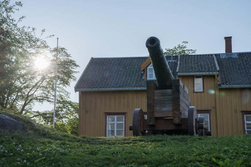 Tromsø: Spanish tour of the historic center and the Polar Museum - Pricing and Value