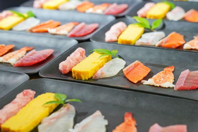 Tsukiji Fish Market Guided Tour & Sushi Making with Pro Chef - Watch the fish-cutting demonstration, then take a turn
