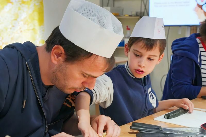 Tsukiji Fish Market Guided Tour & Sushi Making with Pro Chef - How the four-hour format affects your day