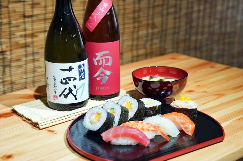 Tsukiji Fish Market Guided Tour & Sushi Making with Pro Chef - Who should book this experience