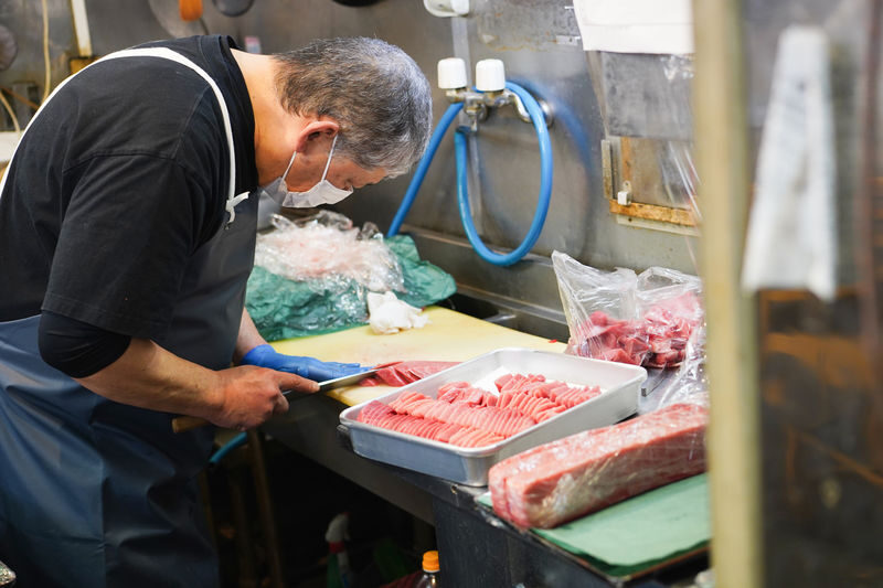 Tsukiji Fish Market Tour: Behind the Scenes & 10 Seafood Tastings - Market snacks add texture to the seafood tasting