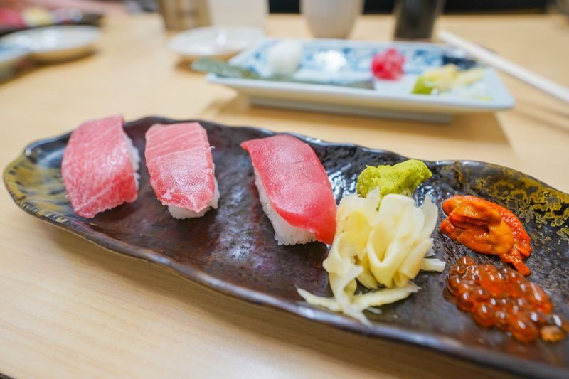 Tsukiji Fish Market Tour: Behind the Scenes & 10 Seafood Tastings - The guide makes the difference