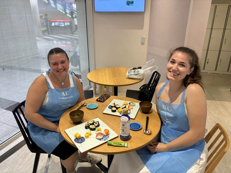 Tsukiji Outer Fish Market Tour and Rolled Sushi Class in Tokyo - Three hours that combine looking and doing