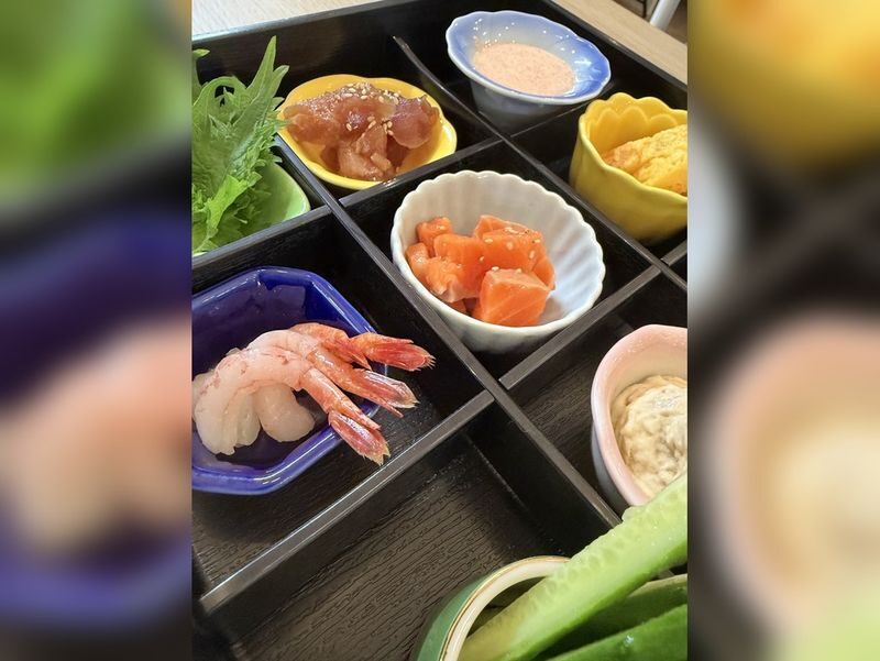 Tsukiji Temaki Sushi Cooking Class: Fresh Seafood & Vegan Options - Adding Japanese craft gin