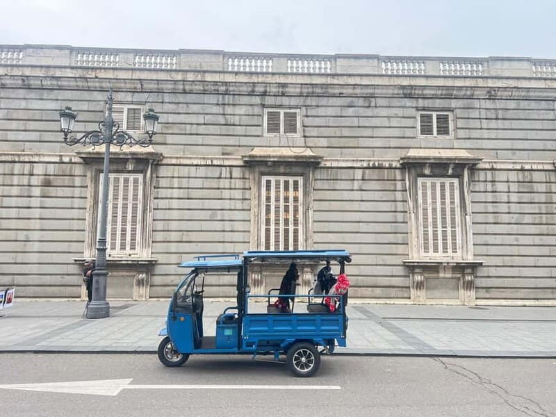 Tuktuk historical tour of Madrid 1 Hr in a fun and original way - Exploring the Madrid Tuktuk Experience