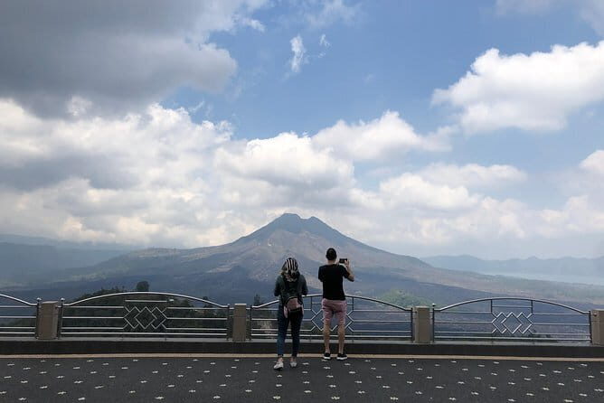 Ubud: Holy Water Temple, Volcano View, Rice Terrace, MonkeyForest - FAQ