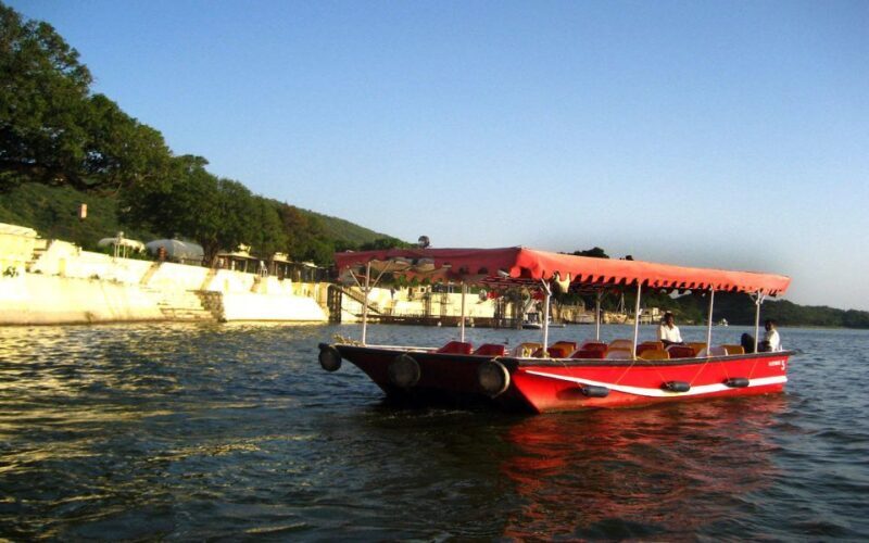 Udaipur Full-Day Private Tour with Boat Ride and Lunch - Transportation and Group Size