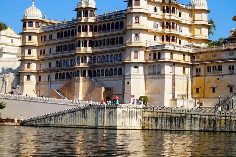 Udaipur Local Sightseeing Tour by Tuk-tuk (Rikshaw) - Lunch at a Local Rajasthani Restaurant