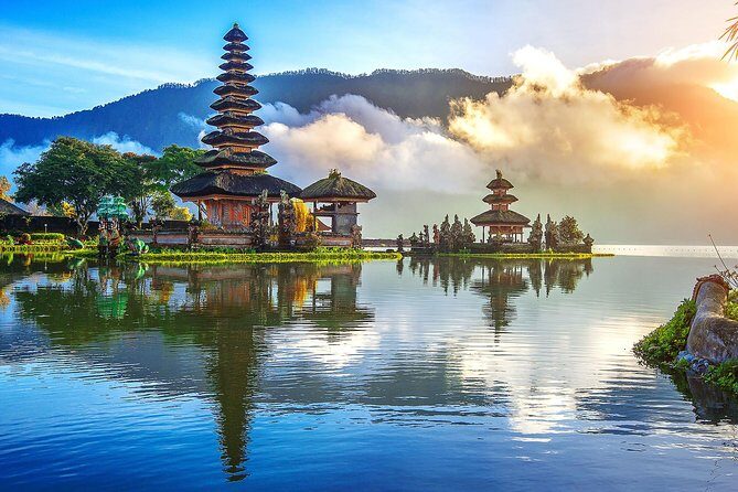 Ulun Danu tample and Tanah Lot sunset - Exploring Bali’s Most Instagrammable Day Trip