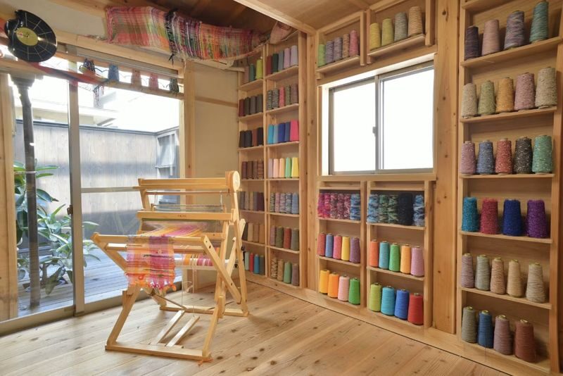 Umeda Weaving Experience (Osaka) - Get comfortable at the loom