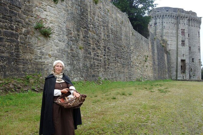 Unusual guided tour of Dinan immersed in the Middle Ages - Key Points