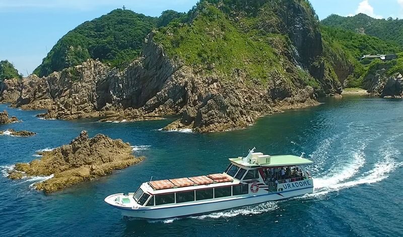 Uradome Coast Island Tour Pleasure Boat (Tottori) - Uradome Coast makes its best first impression from the sea