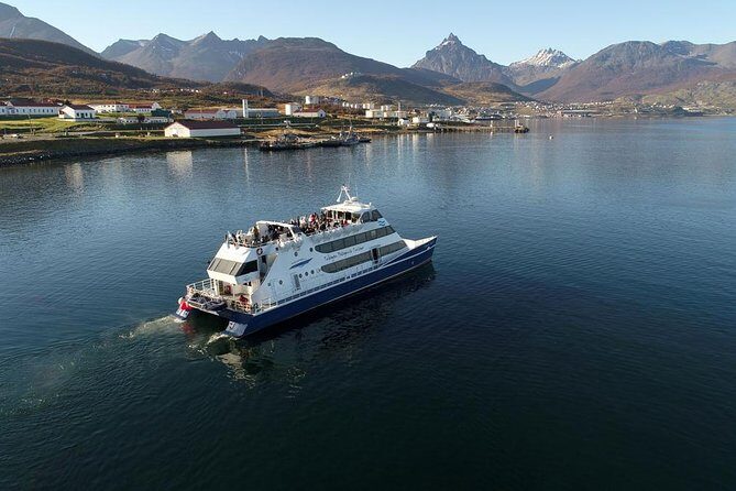 USHUAIA: Beagle Channel Navigation - Isla de los Lobos and Descent at Bridges Islands - Key Points