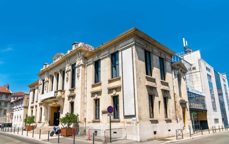 Valence: Express Walk with a Local in 60 minutes - Key Points
