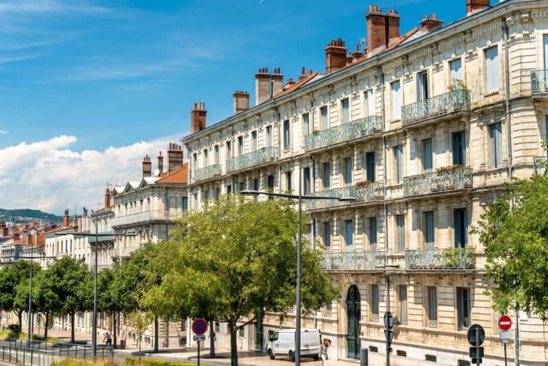 Valence: Express Walk with a Local in 60 minutes - Practical Details and Logistics