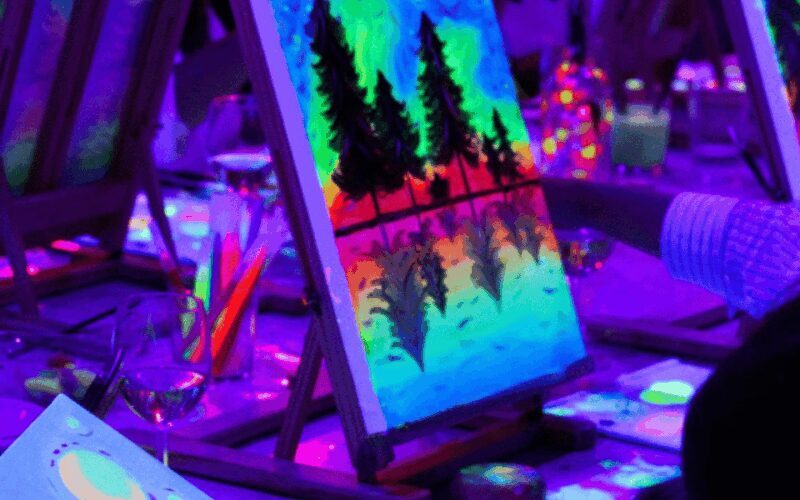 Valencia: Fluorescent painting workshop and wine - Key Points
