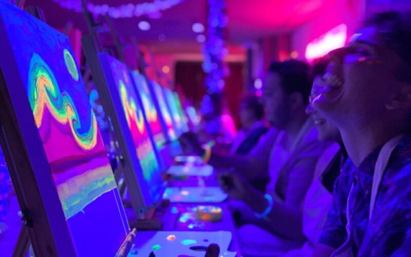 Valencia: Fluorescent painting workshop and wine - Value and Practical Considerations