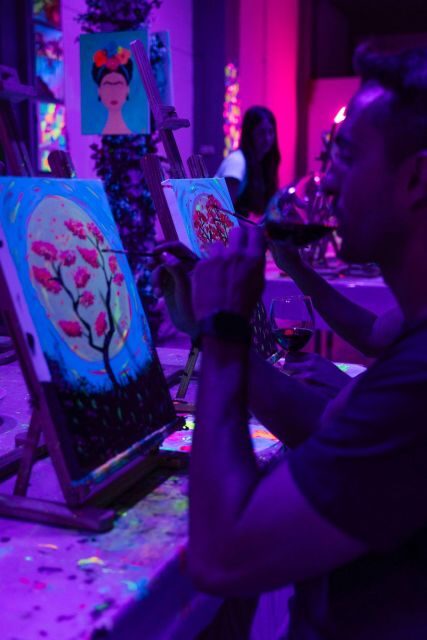 Valencia: Fluorescent painting workshop and wine - The Sum Up