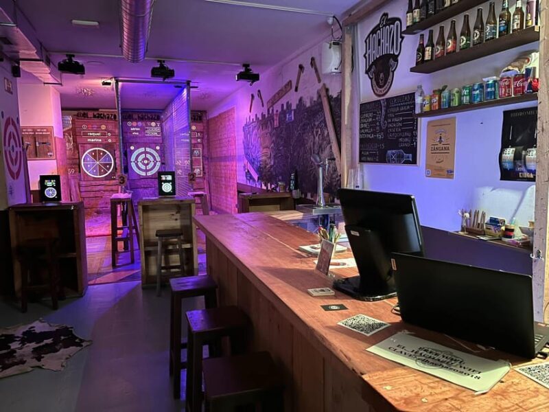 Valencia: Interactive Axe Throwing 1h - The Value of a One-Hour Axe Throwing Session