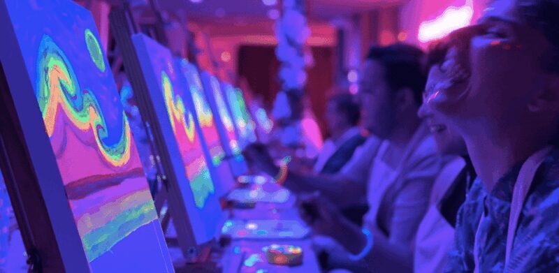 Valencia: Pinta un cuadro fluorescente y bebe vino - Key Points