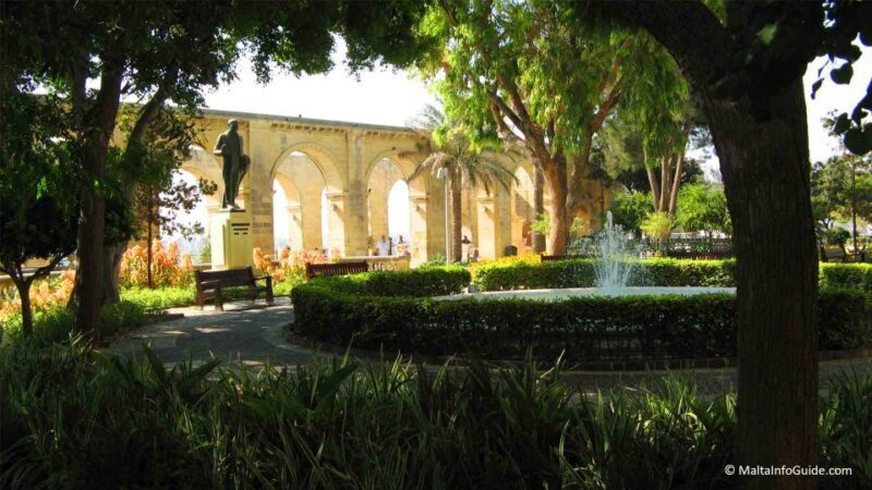 Valletta: Private Insider Walking Tour with Licensed Guide - Exploring Valletta with a Private Guide: An In-Depth Look