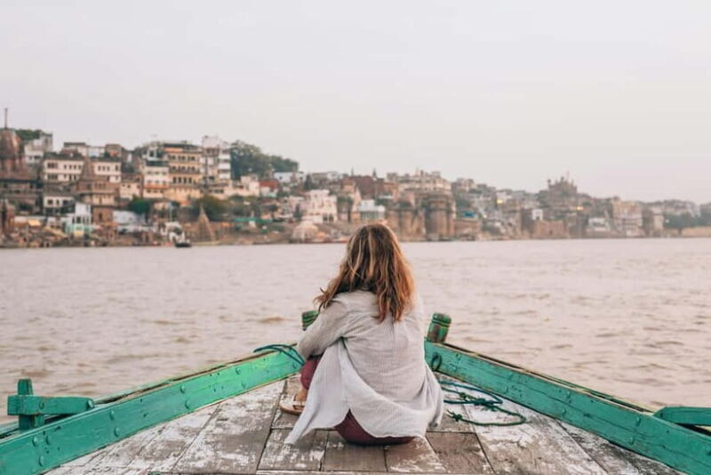 Varanasi: Boat Ride, Walking Tour, and Vegetarian Lunch - Key Points