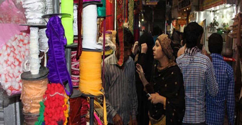Varanasi: Private Evening Handicraft Market Tour with Dinner - Key Points