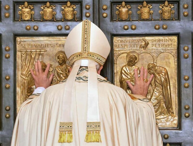 Vatican: Express Entry to St. Peter's & Holy Door. - Inside the Basilica