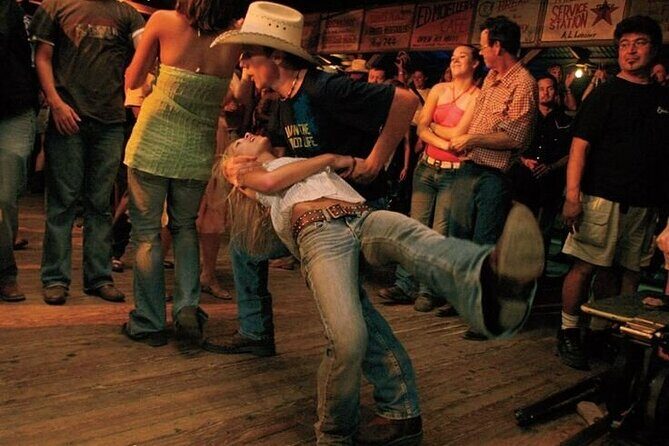 Vegas Country Bar Crawl: Party Bus & Drinks Included - Key Points