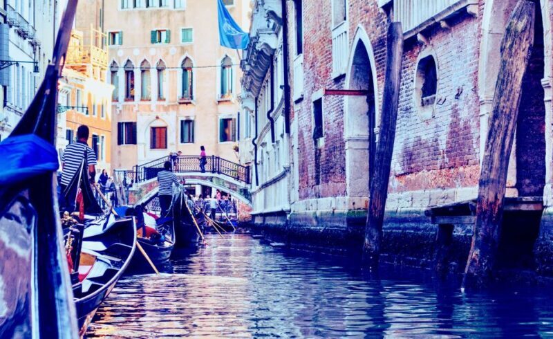 Venice: 30-Minute Gondola Ride on Grand Canal with Serenade - The Experience in Detail