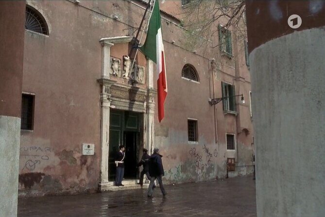 Venice Commissario Brunetti and Donna Leon: Walk His Beat - A Complete and Practical Review of the Venice Brunetti Walk