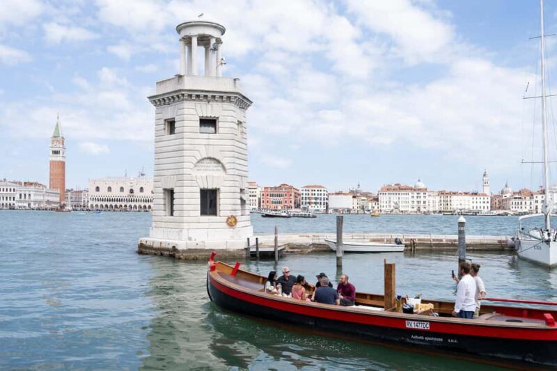 Venice from another point of view: Sightseeing tour in a traditional boat. - Who Will Love This Tour?