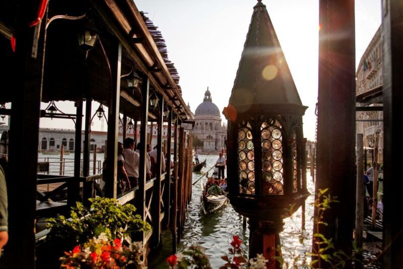 Venice: Gondola Ride with Live Guide or Audio Guide - Key Points