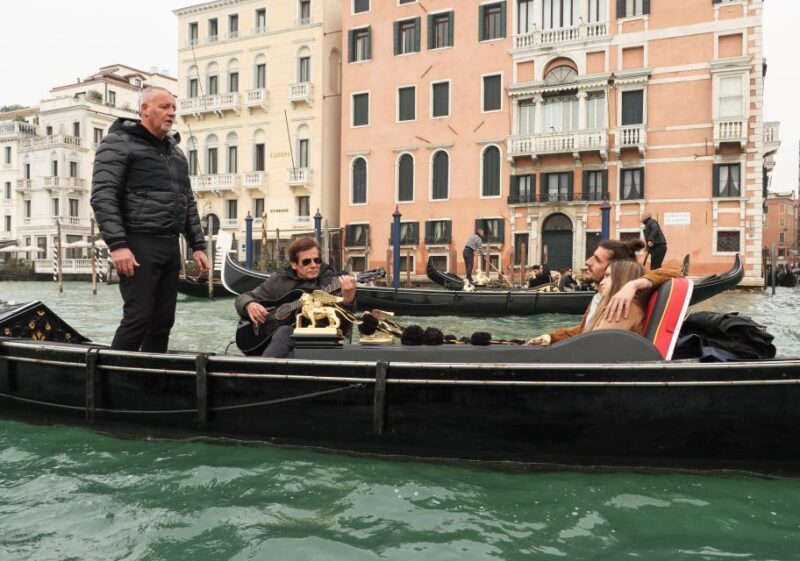 Venice: Shared Gondola Ride and Serenade - Authenticity and Local Flavor