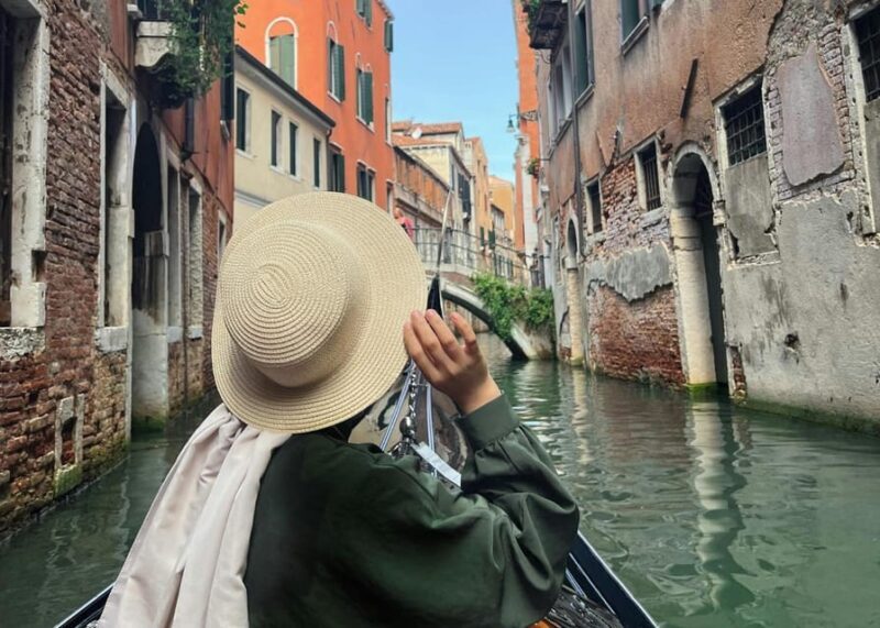 Venice: Shared Gondola Through breathtaking Bridge of Sighs - A Deep Dive into the Venice Gondola Experience