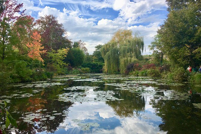 Versailles Palace and Giverny Private Guided Tour from Paris - Exploring the Versailles Palace and Gardens