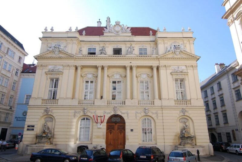 Vienna: Courtyards & Hidden Places Walking Tour - Who Should Consider This Tour?