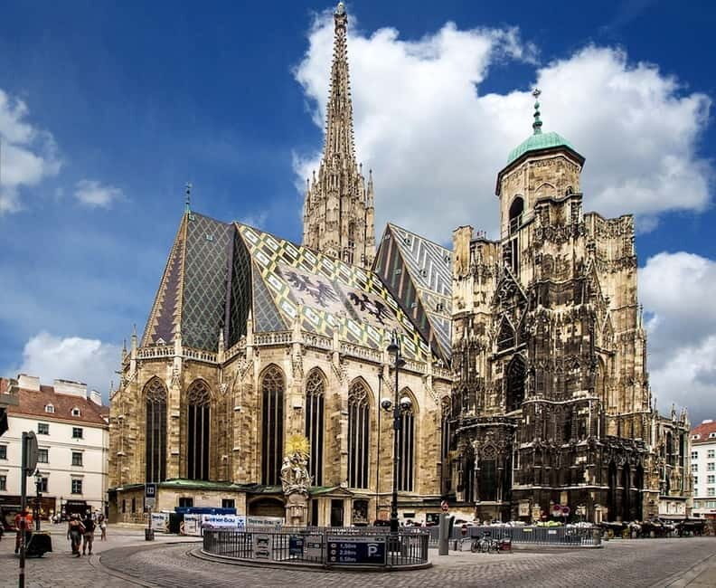 Vienna: Sightseeing Tour in an 8 seats electric classic car - Exploring Vienna in Style and Comfort