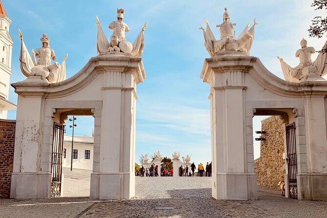Vienna to Budapest and Bratislava Private 1 Day Tour with Guides - An In-Depth Look at the Tour