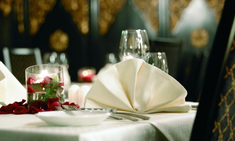 Vienna: Traditional Dinner Show at the Wiener Rathauskeller - Key Points