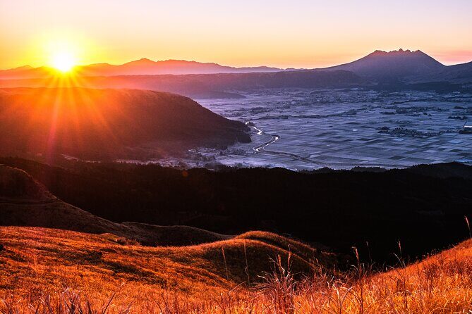 View the sunrise and sea of clouds over the Aso Caldera - Key Points