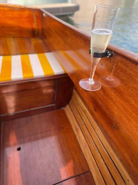 Vintage boat tour of Marseille Old Port for couples (1h) - Duration and Pacing