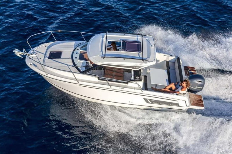 VIP Prague YachtBoat SPEED Experience: All-You-Can-Drink - VIP Prague YachtBoat SPEED Experience: All-You-Can-Drink