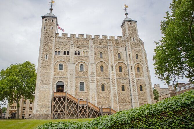 VIP Tower of London and Crown Jewels Tour with Private Beefeater Meet & Greet - Key Points