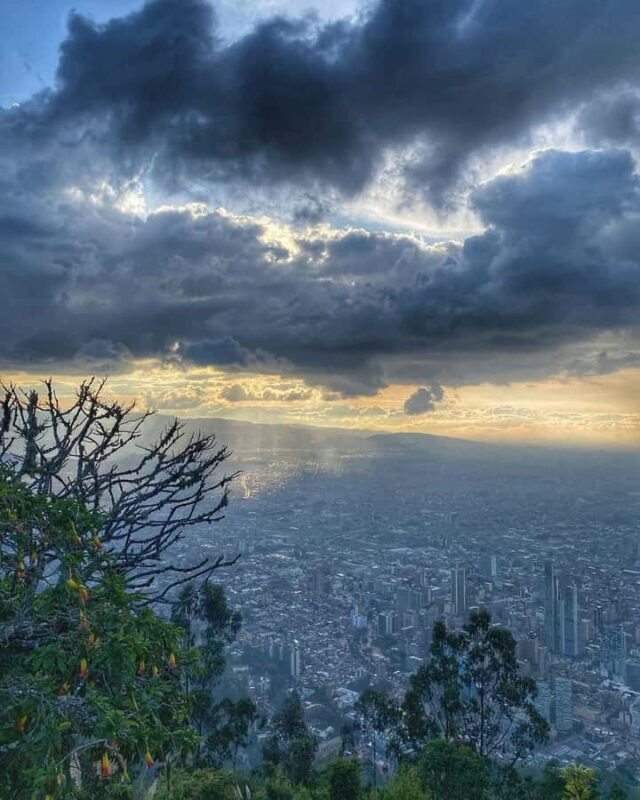 VISIT AND TOUR OF MONSERRATE WITH GASTRONOMIC DISHES IN THE CATHEDRAL.... - Key Points