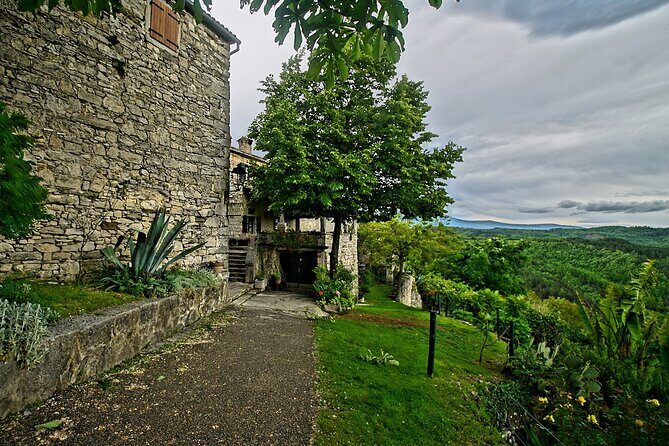 Visit Hum, "the smallest town in the world" private tour - Key Points