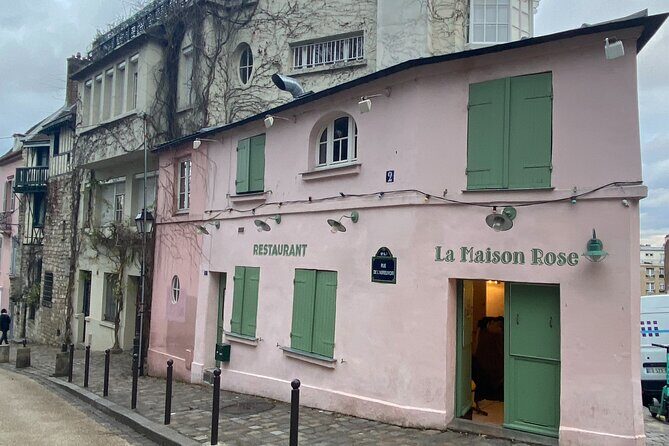 Visit of Montmartre with a treasure hunt - Discovering Montmartre: A Treasure Hunt for Curious Travelers